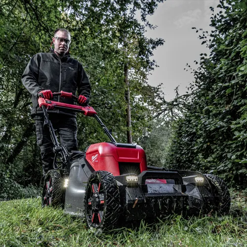 M18 FUEL™ Dual Battery Self-Propelled Lawn Mower 53cm in situ