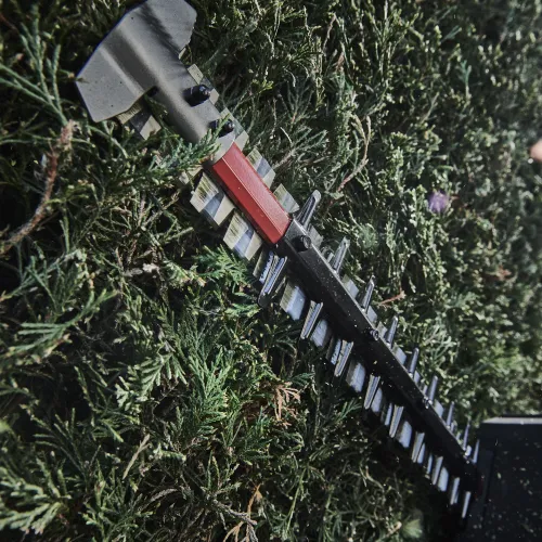 M18 Fuel Hedge Trimmer 60cm close up